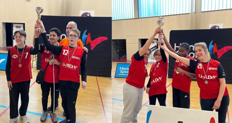 L'équipe des jeunes féminines et garçons de Torball de Nice soulèvent leur coupe
