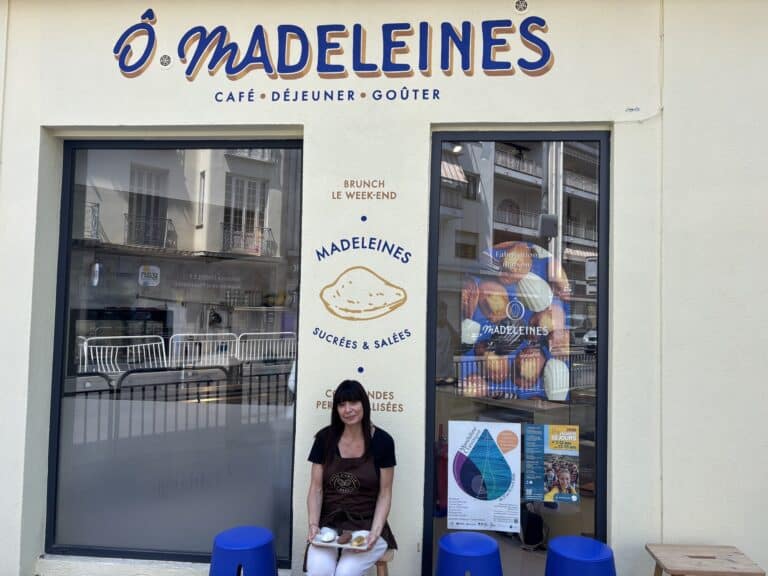 Aurélie gérante de ÔMadeleine devant la boutique