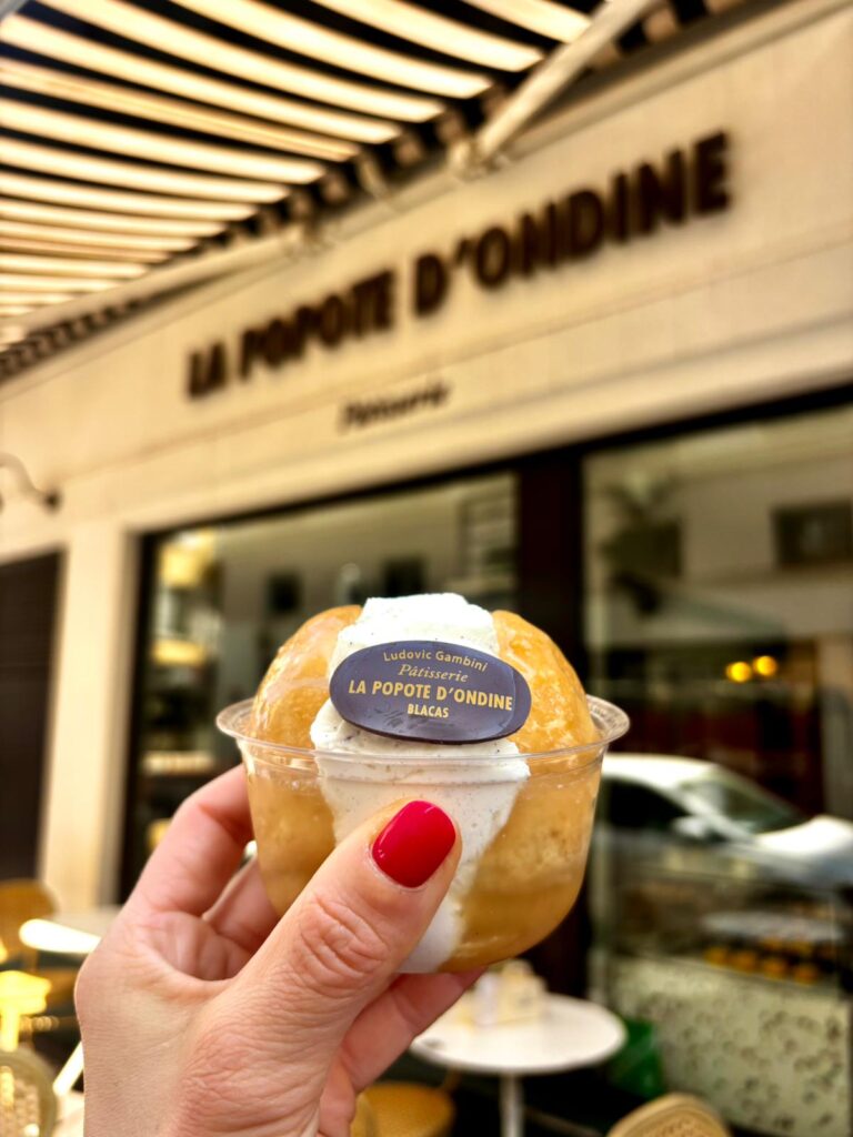 Le Baba au rhum de la popote d'Ondine dans une barquette en plastique avec de la crème sur le dessus.