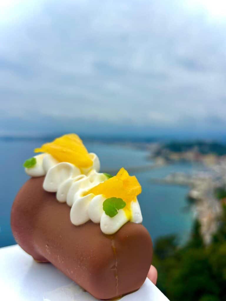 Le Baba au rhum enrobé de la pâtisserie Julien Dugourd.