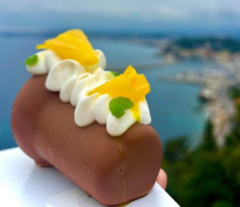 Le Baba au rhum enrobé de la pâtisserie Julien Dugourd.