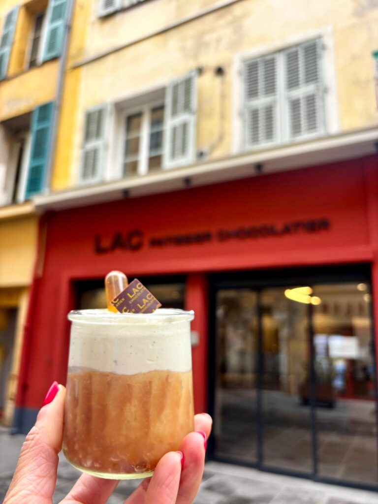 Le baba au rhum de la pâtisserie LAC dans un verre.