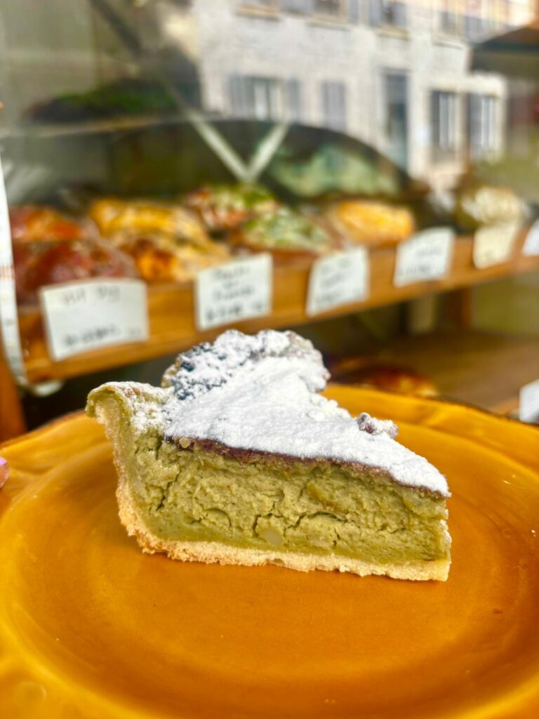 Une part de tarte avec du match au milieu et du sucre glace dessus.