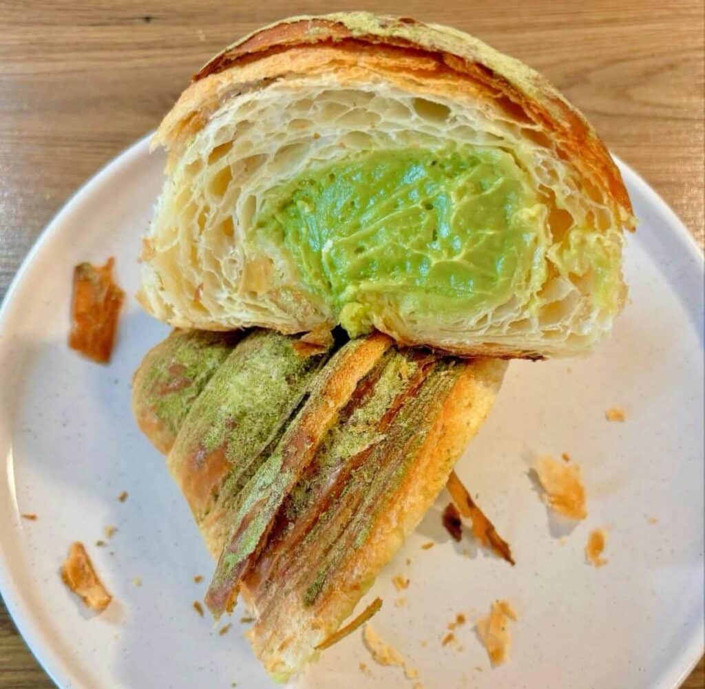 Une pâtisserie en forme de boule avec un feuilletage et du match au milieu.