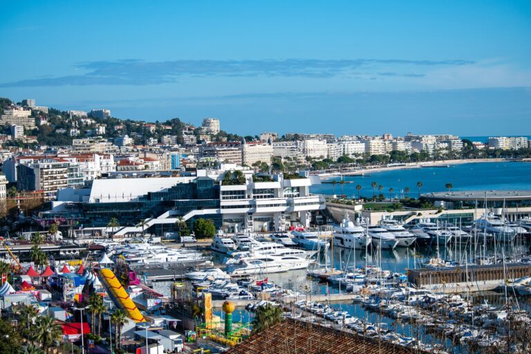 La croisette de Cannes avec la mer, les maison et bâtiments de la ville de Cannes ainsi que le port et ses grands bateaux