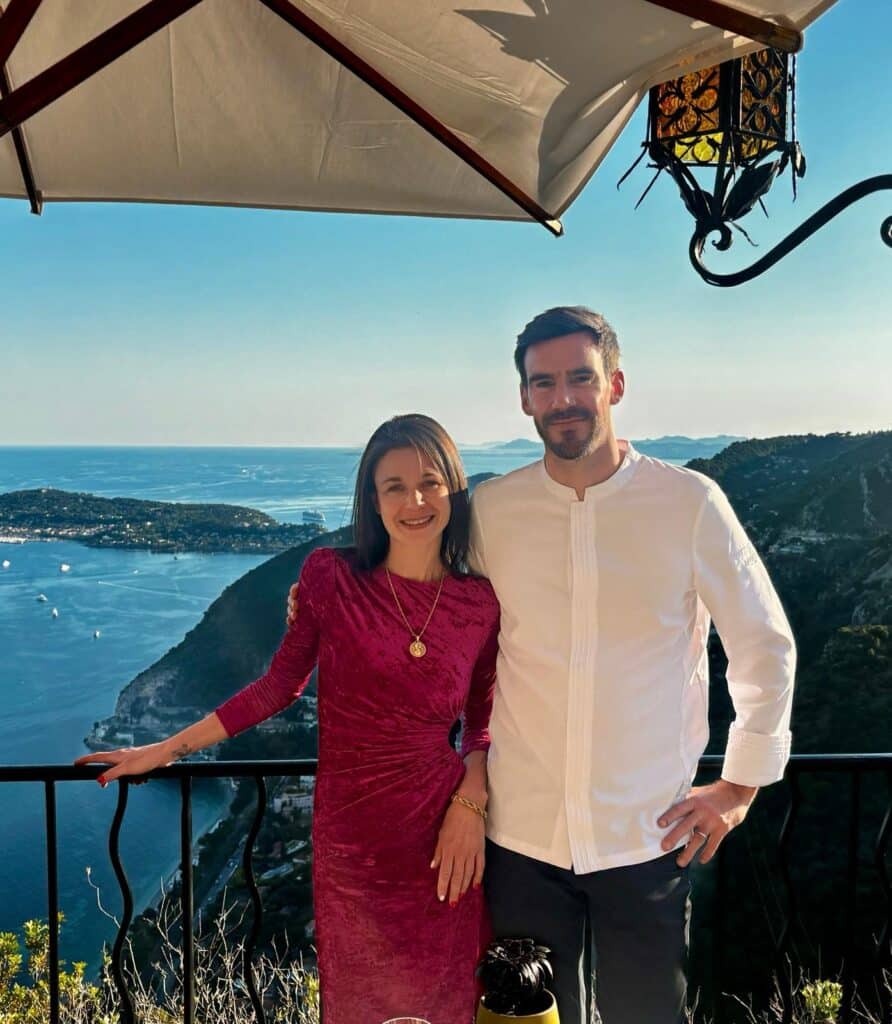 Le chef du restaurant en photo avec notre critique culinaire.