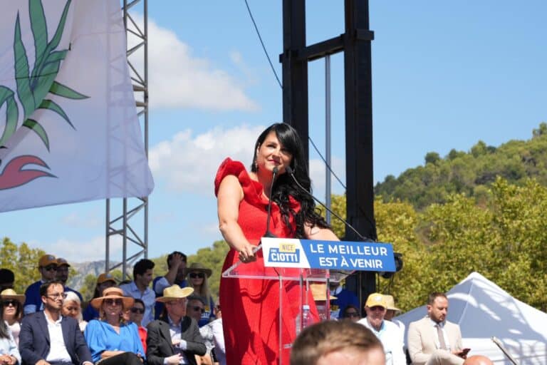 La député de la 5e circonscription des Alpes-Maritimes Christelle D'Intorni lors d'un meeting, devant des centaines de personnes, habillées en robe rouge.