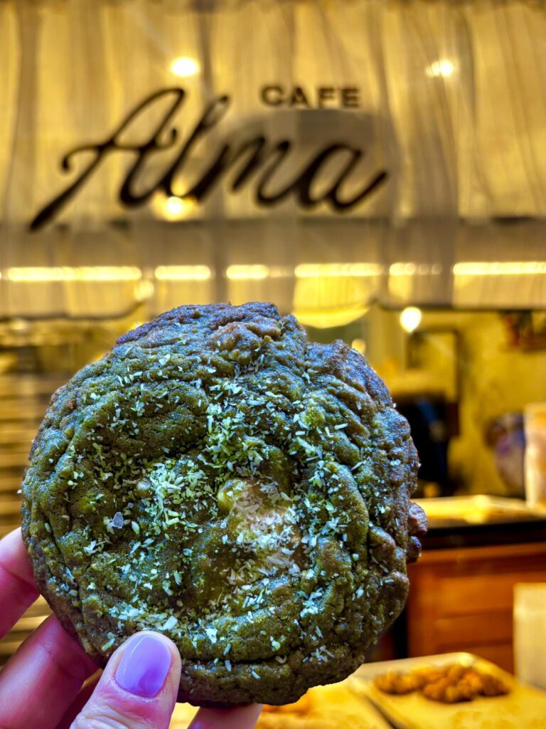 un donut vert foncé.
