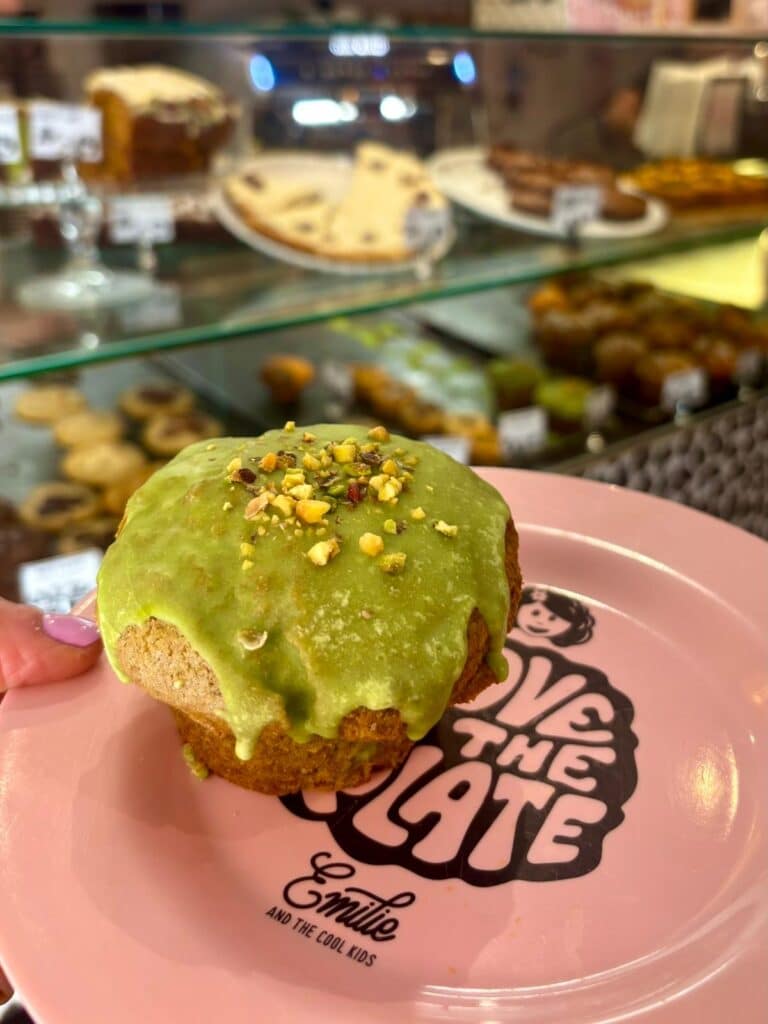 Un gâteau rond avec un coulis vert dessus.