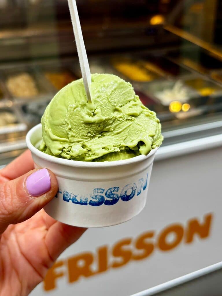 Une glace verte dans un pot en carton.