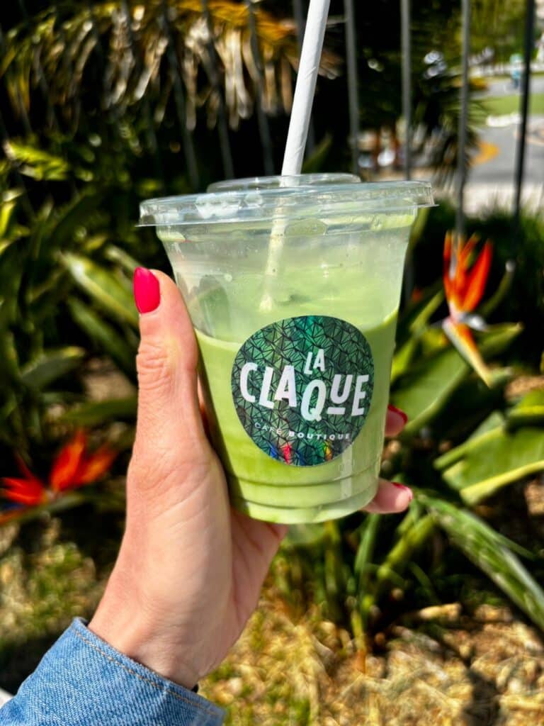 Un matcha à boire dans un verre en plastique.
