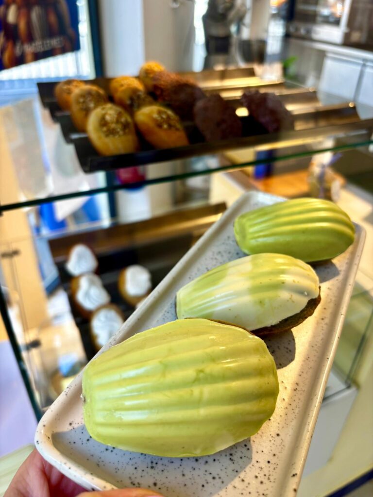 Trois madeleines vertes.