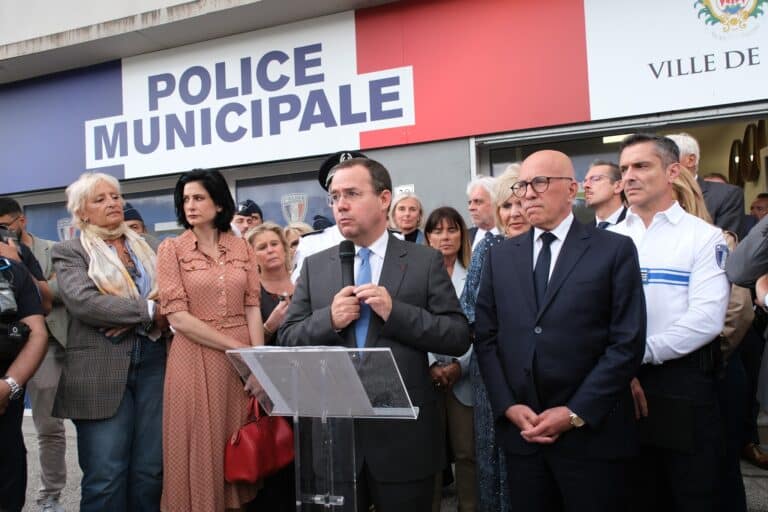 Le Préfet des Alpes-Maritimes Laurent Hottiaux à côté du maire de Nice Eric Ciotti et de nombreux élus, policiers en tenue, devant le commissariat des Moulins.