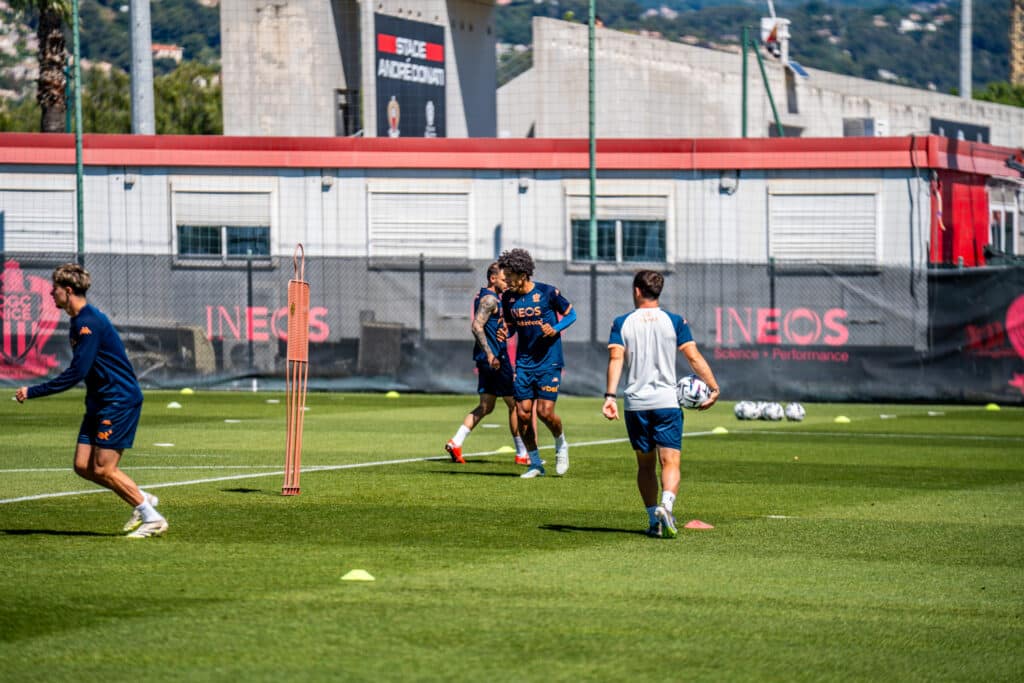 Le capitaine de l'OGC Nice Dante en train de courir sur la pelouse du stade d’entrainement.
