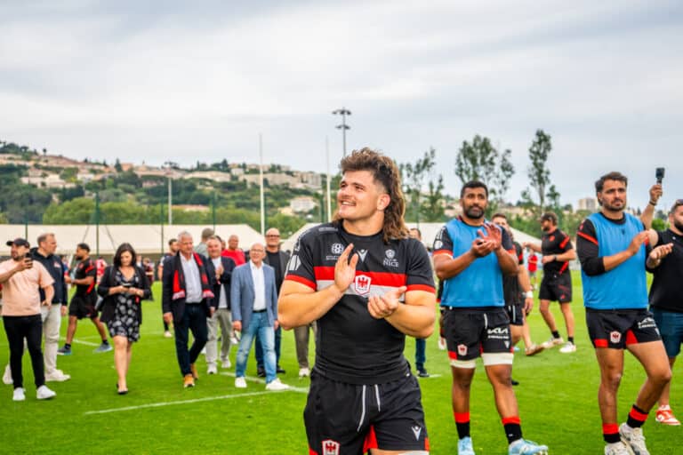 Les joueurs de Nissa Rugby font leur tour d'honneur après la victoire en demi-finale de Nationale contre Chambéry.