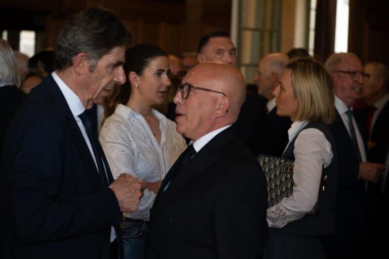 Le président du département des Alpes-Maritimes Charles Ange Ginésy et le Maire de Nice Eric Ciotti discutent avec du monde autour d'eux.