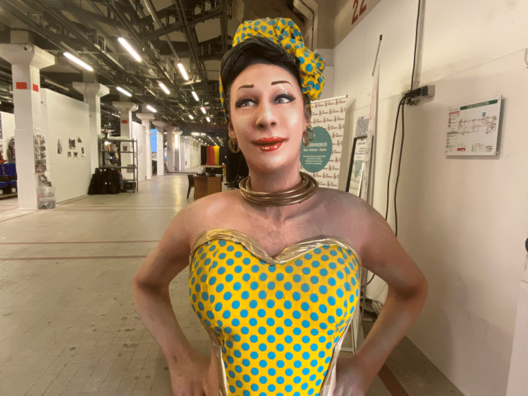 Une femme en plastique, à l'entrée de la Grande Halle du 109, pour l'exposition Nice Queer.