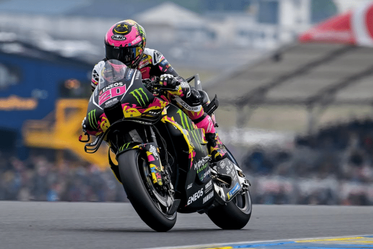Le Niçois Fabio Quartararo sur sa Yamaha aux couleurs spéciale pour ce week-end du GP de France MotoGP. Sa Yamaha est bardée de jaune, vert, noir et rose.