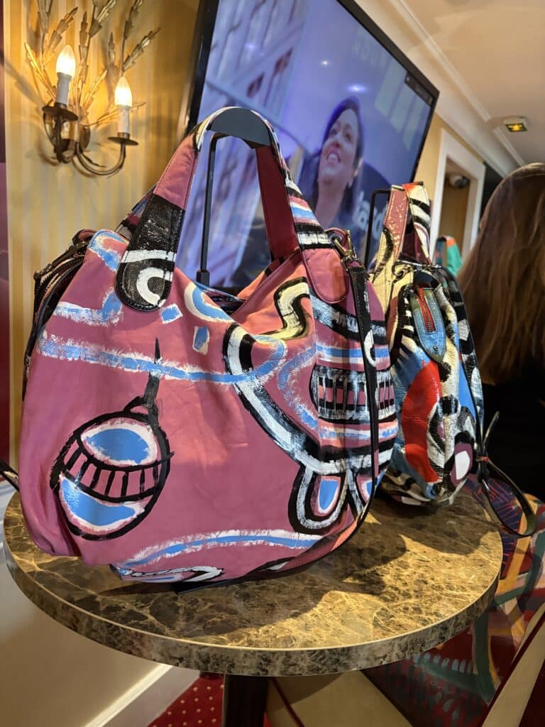 Sac artistique contemporain, peint à la main et pièce unique, présenté lors du World Woman Cannes Agenda 2026 au Festival de Cannes.