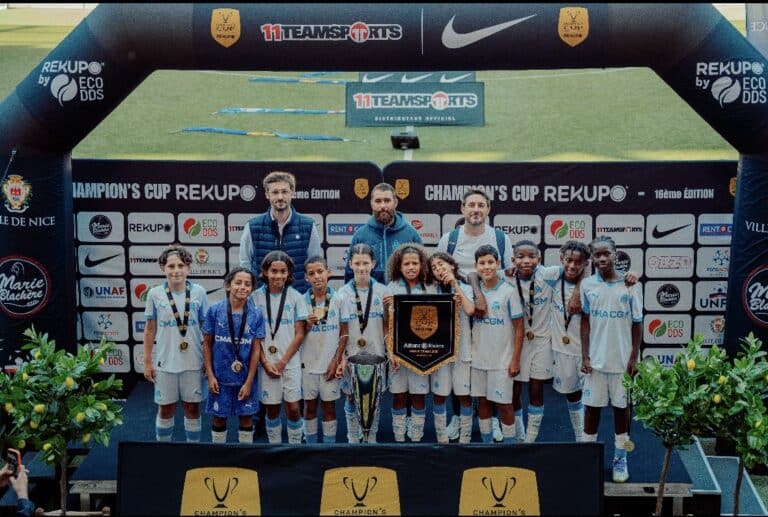 Les joueurs célèbrent leur victoire lors de la 16e édition de la Champion's Cup Rekupo.