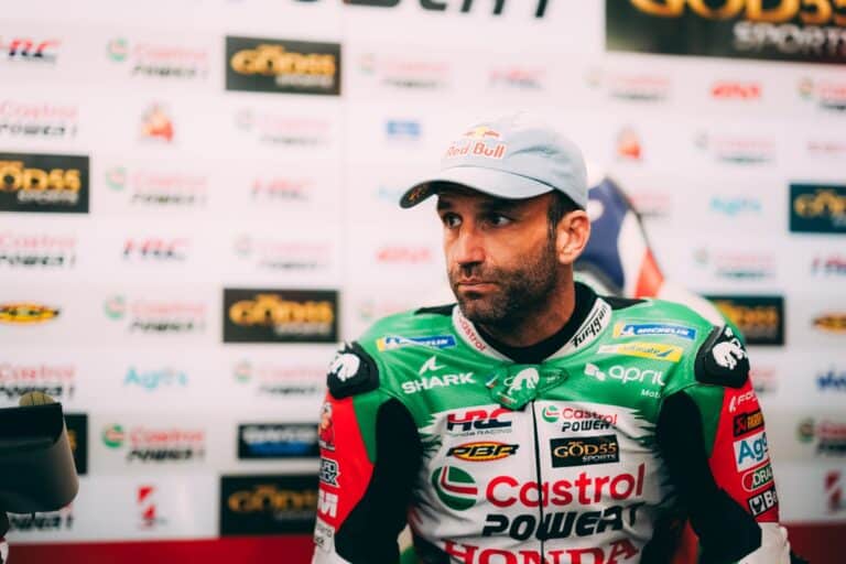 Le pilote Cannois, Johann Zarco, assis en combinaison.