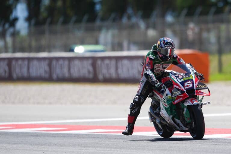 Le pilote Français Johann Zarco sur sa moto N°5 au Grand prix de Barcelone.