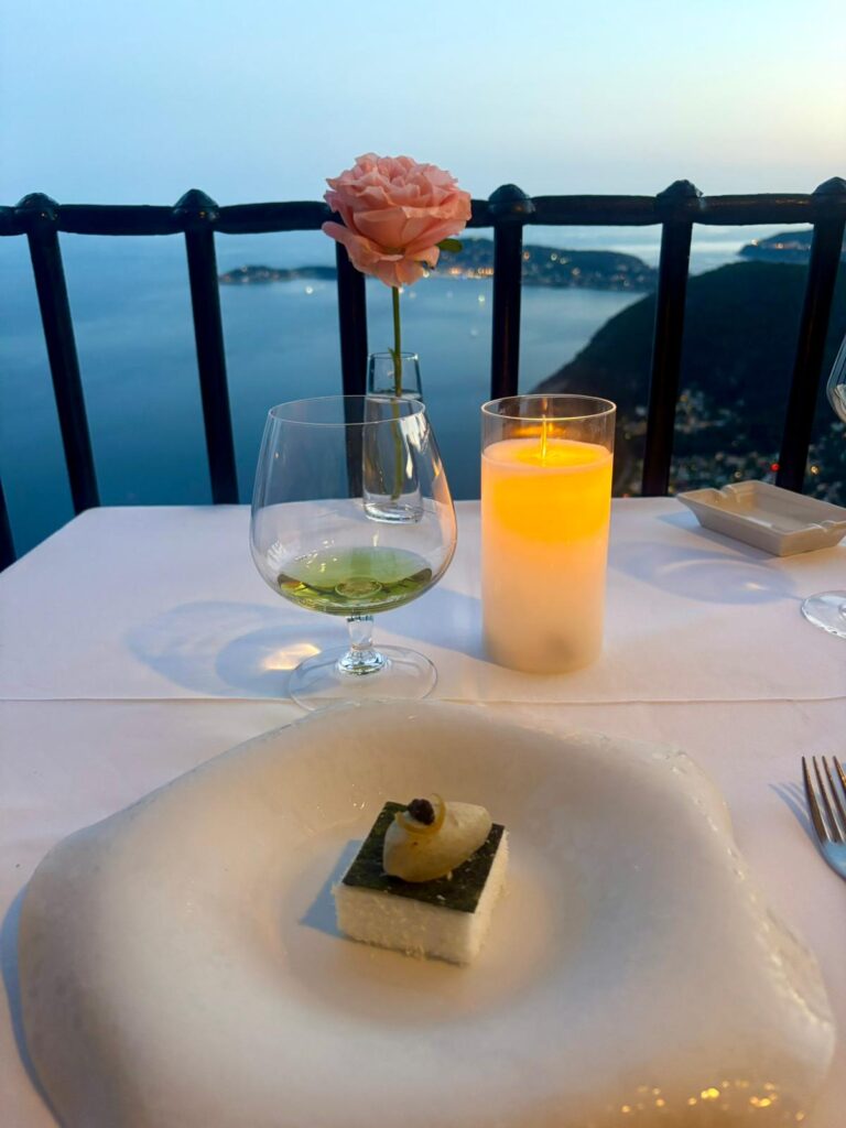 Un plat du château Eza sur une table face à la mer.