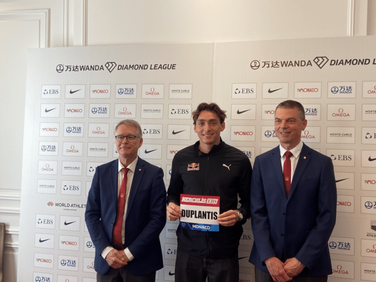 Armand Duplantis en conférence de presse à l'Hôtel Hermitage de Monaco.
