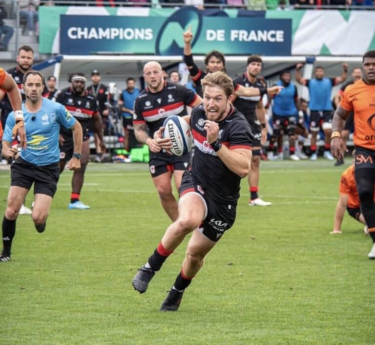 un joueur de Nissa Rugby ballon en main va marquer un essai.