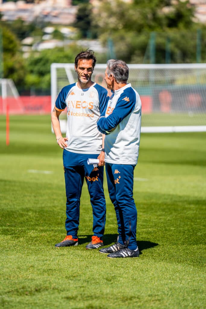 Le coach de l'OGC Nice, Claude Puel, en discussion avec son adjoint.