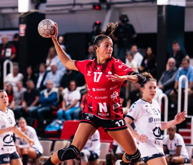 La joueuse de l'OGC Nice handball Marine Dupuis en extension au moment de tirer.