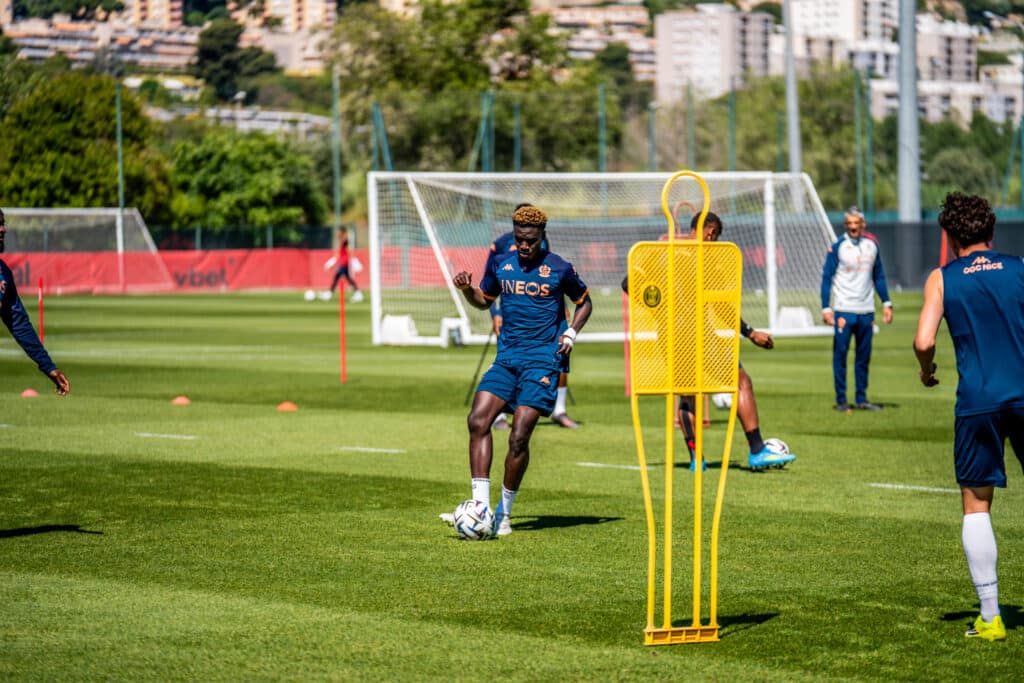 un joueur de l'OGC Nice fait une passe durant l'entrainement.
