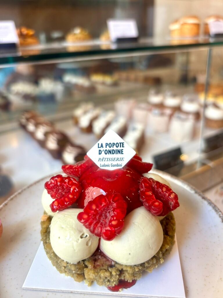 Une tarte ronde avec des fruits et une base verte au Matcha.