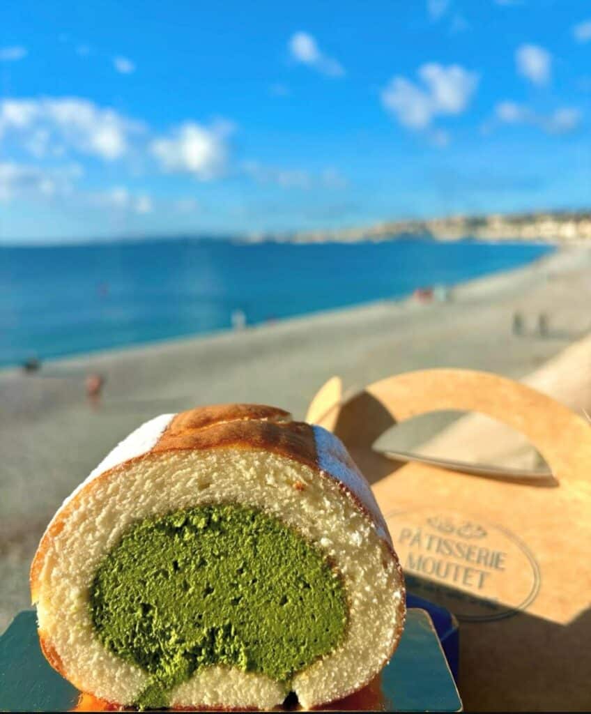Un roulé au matcha avec du vert à l'intérieur.