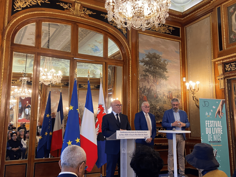 Eric Ciotti prend la parole dans la Villa Masséna à l'occasion de l'annonce du lauréat du prix Nice Baie des Anges 2026.