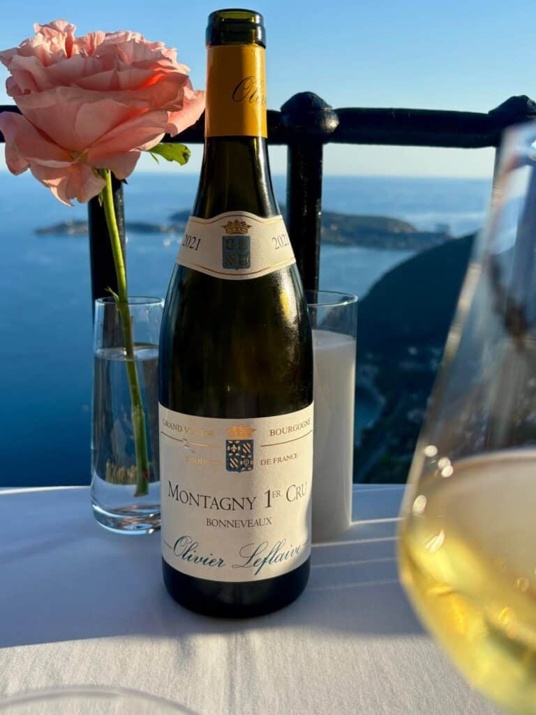 Une bouteille du château Eza face à la mer