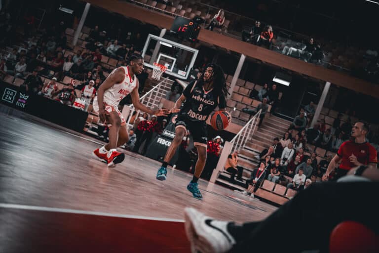 Kyllian Michee le joueur de la Roca Team ballon en main fait drible.