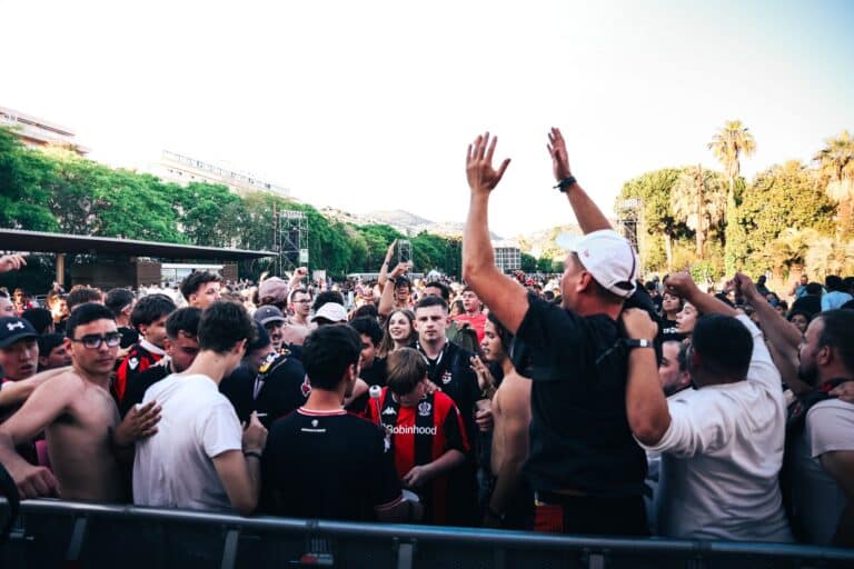 Les supporters de l'OGC Nice mettent l'ambiance dans la fan zone de Nice avant le début du match.