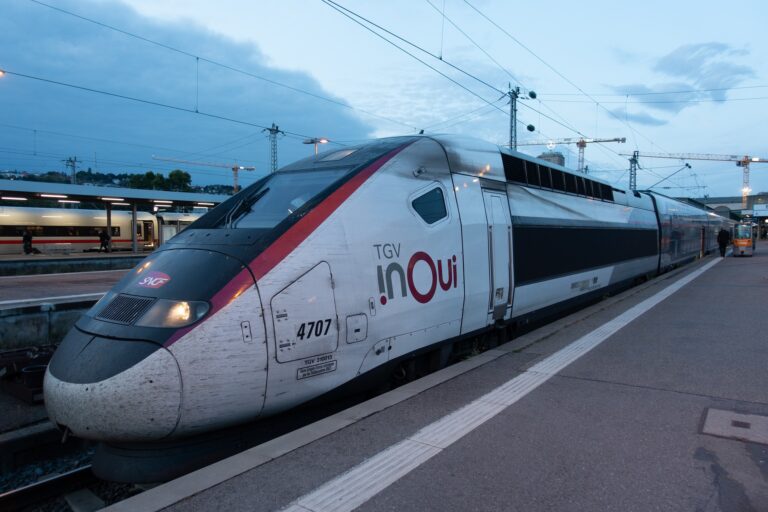 Un TGV Inoui entre en gare.