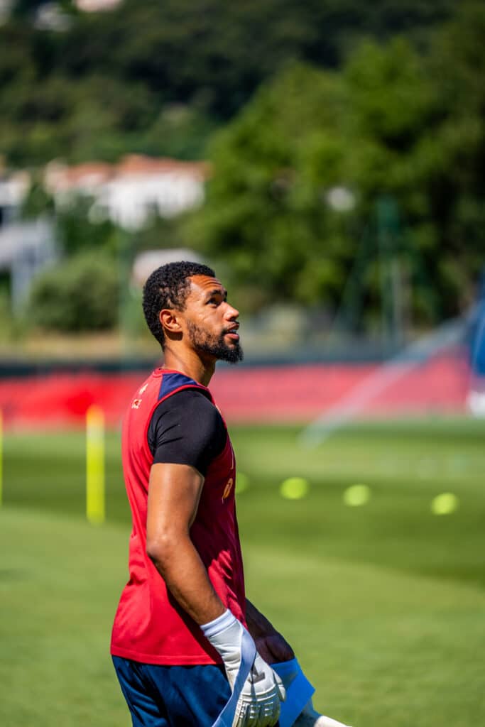 Le gardien de l'OGC Nice Yehvann Diouf en chasuble rouge