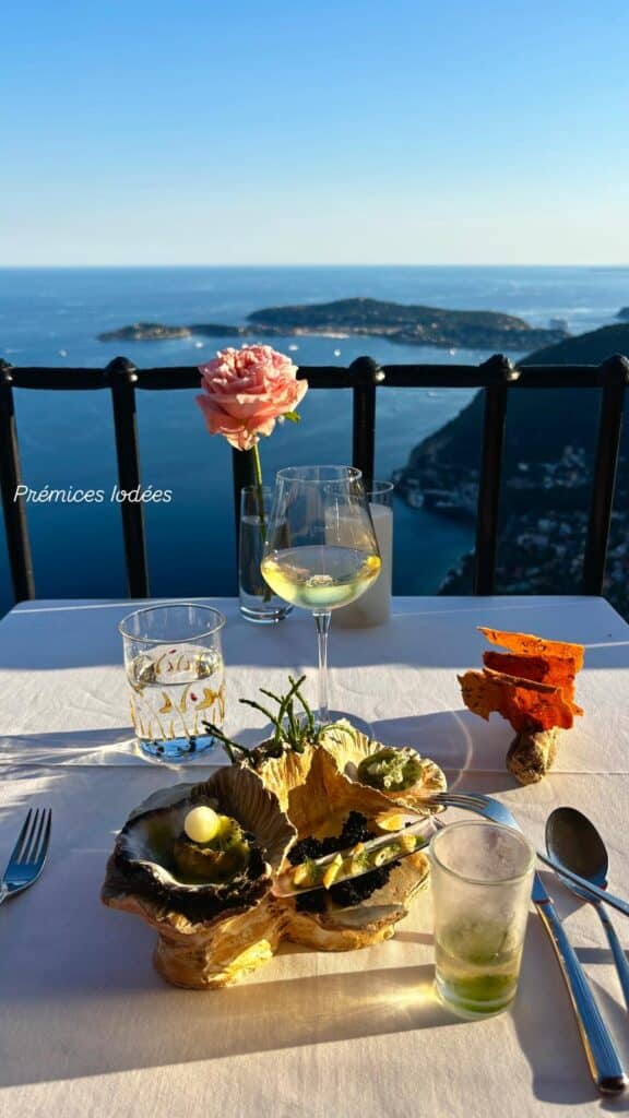 Un plat du château Eza sur une table face à la mer.