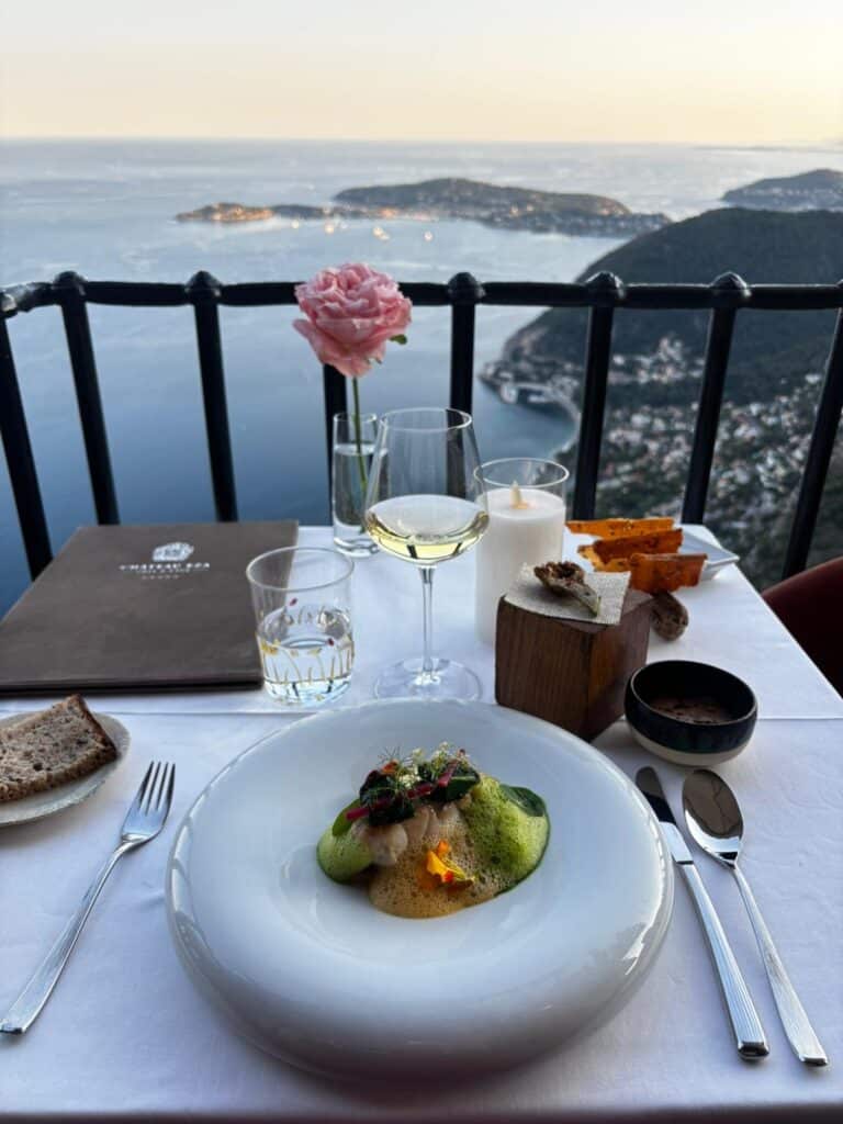 Un plat du château Eza sur une table face à la mer.