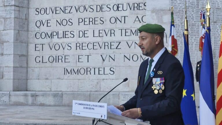 Lahncen AMGUIL lisant la citation à l’Ordre de l’Armée d’Indochine de la garnison de Diên Biên Phu