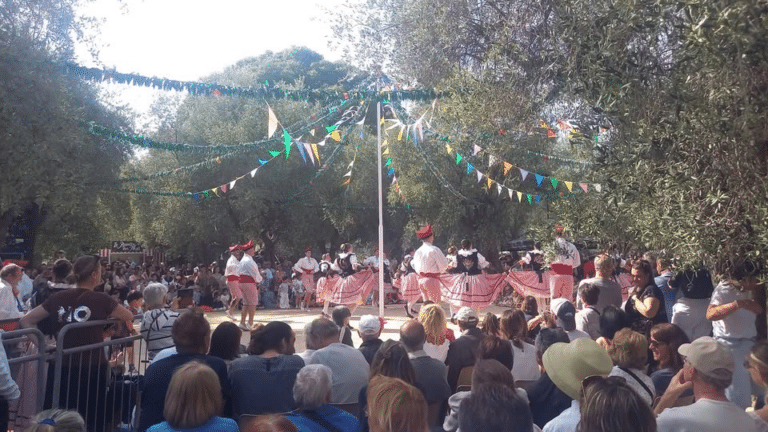 Des danseurs traditionnelles sur la scène de la fête des mai 2026.