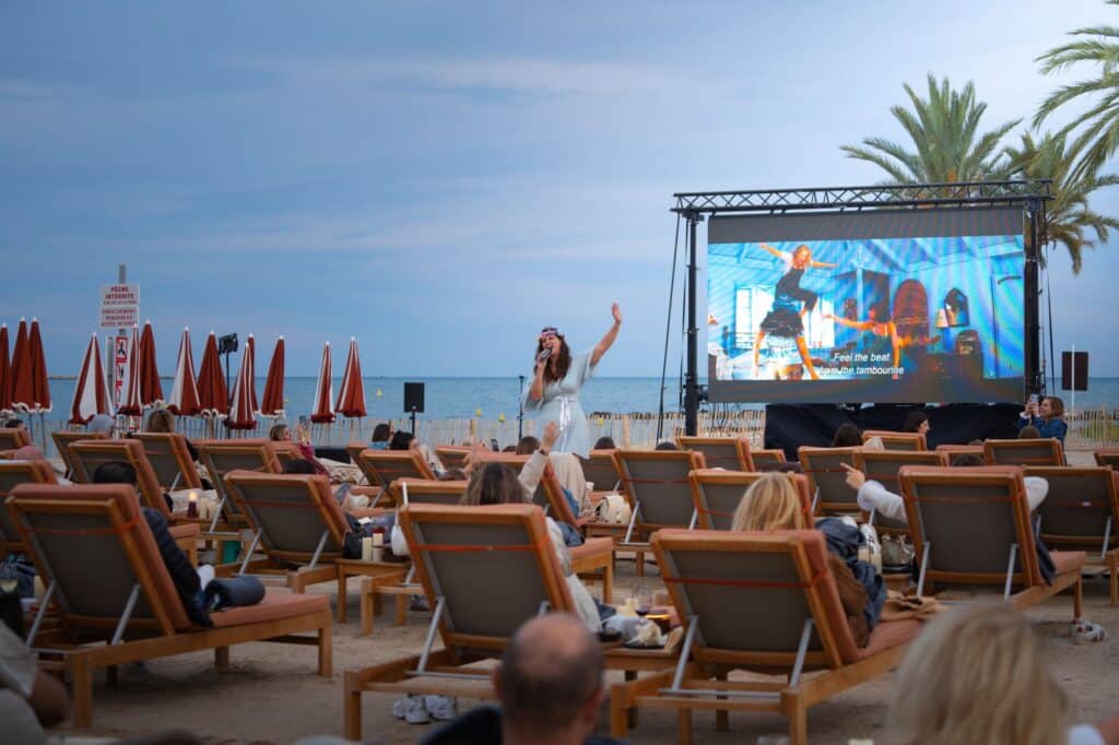 Diffusion de Mamma Mia sur la plage de Playamesa