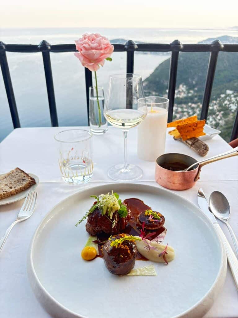 Un plat du château Eza sur une table face à la mer.