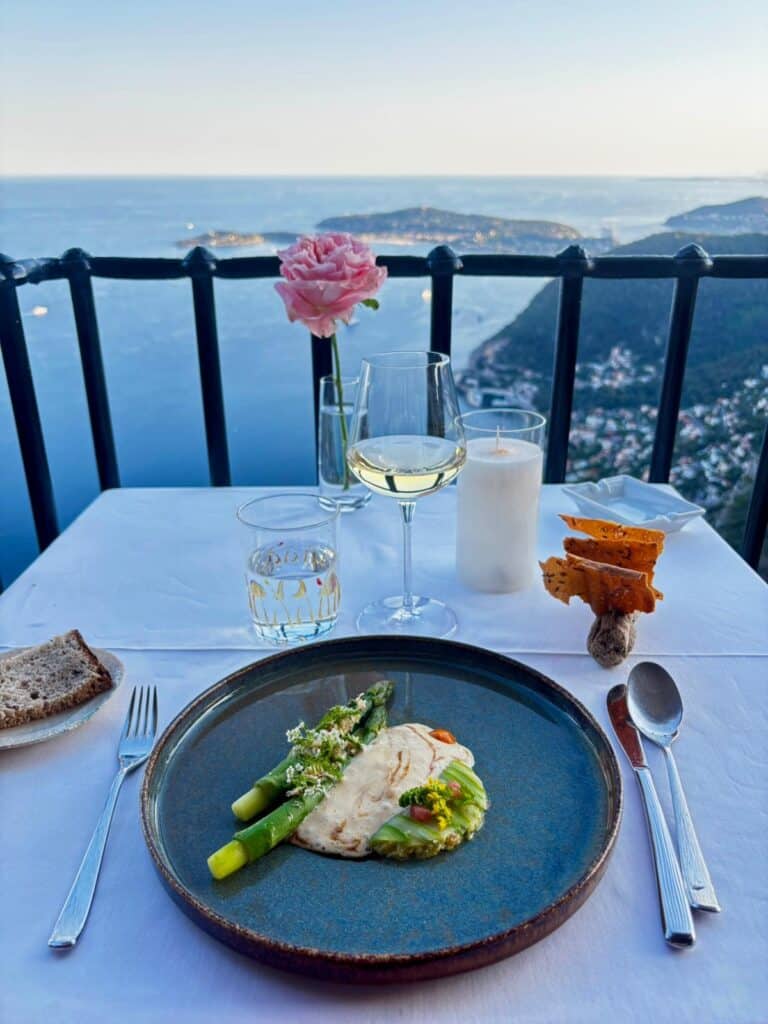 Un plat du château Eza sur une table face à la mer.