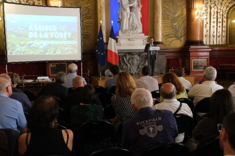 Les assises de la forêt des Alpes-Maritimes avec le préfet Laurent Hottiaux faisant un discours devant des personnes.