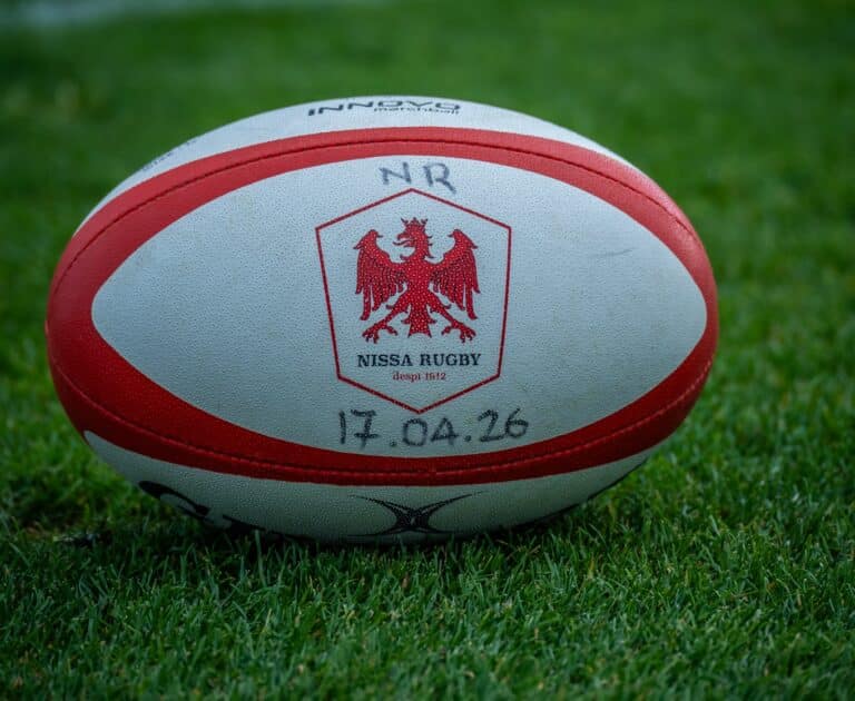 Le ballon oval du Nissa Rugby avec l'aigle en rouge.