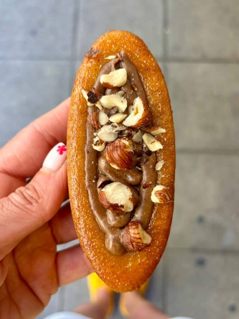 Un gâteau long avec des noix, noisettes et du chocolat.